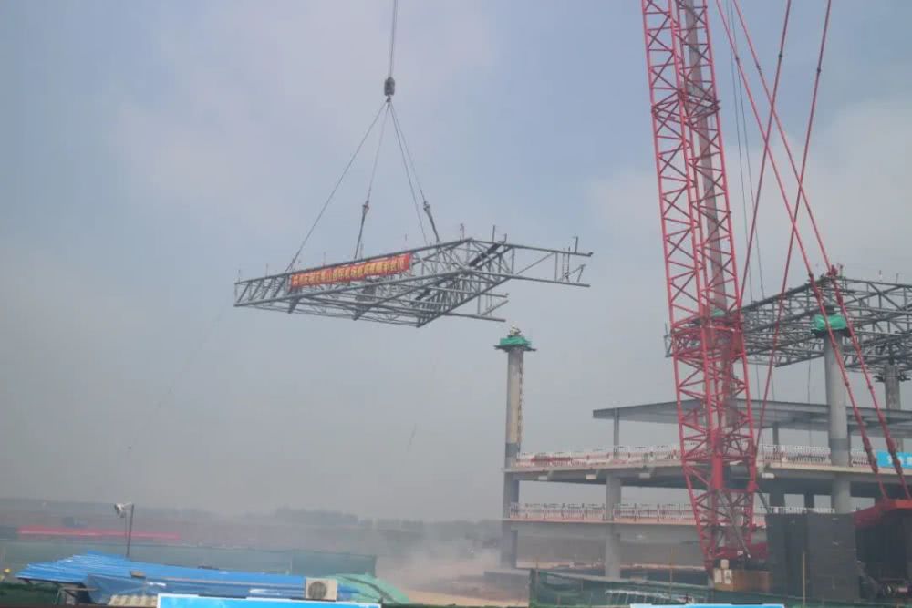 连云港花果山机场建设正酣 航站楼钢结构屋盖封顶