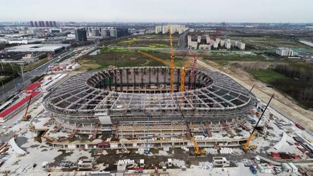 浦东足球场今年“9.30”基本建成；花博会主体场馆钢结构施工正式拉开序幕