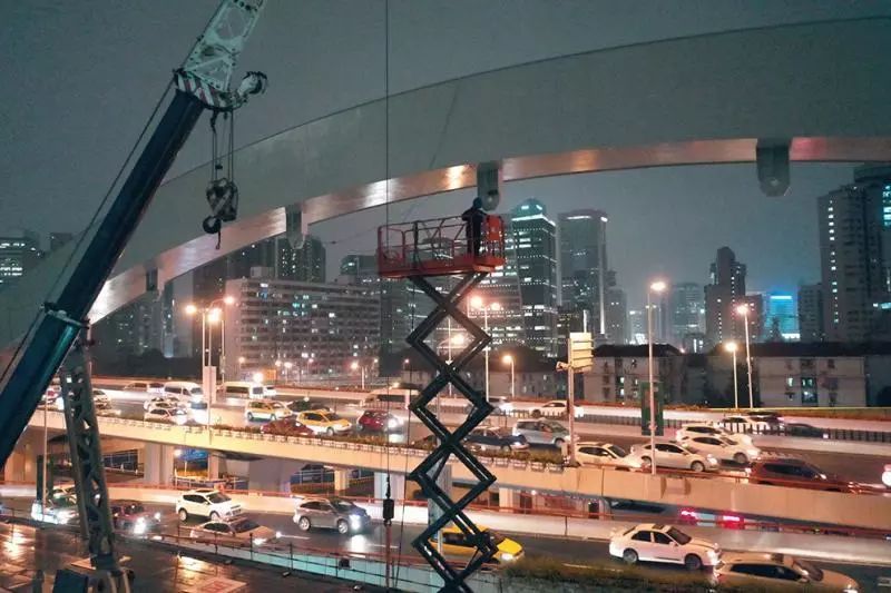 上海超级工程——北横通道“彩虹桥”顶推到位